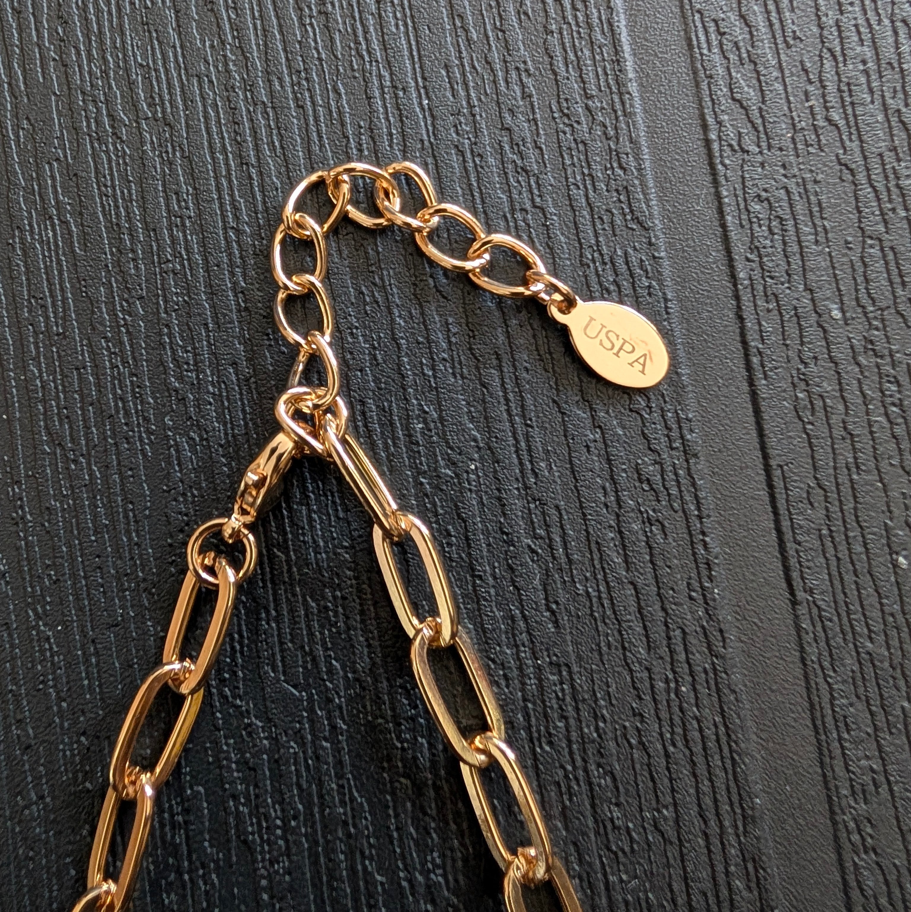 Collier doré de la marque us polo assn
